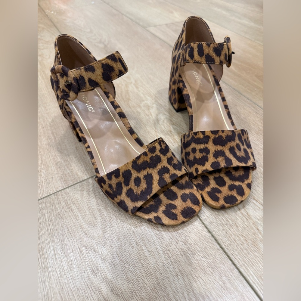 Vionic Chardonnay Leopard Block Heel Sandals Size 10 New - Picture 2 of 9